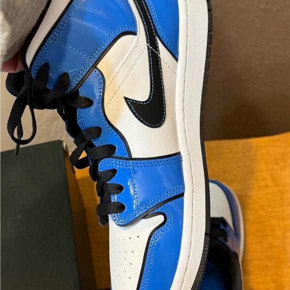 Nike Air Jordan Mid 1 SE Signal Blue/Black-White Sz Men’s 7.5 EUC with box main image 7